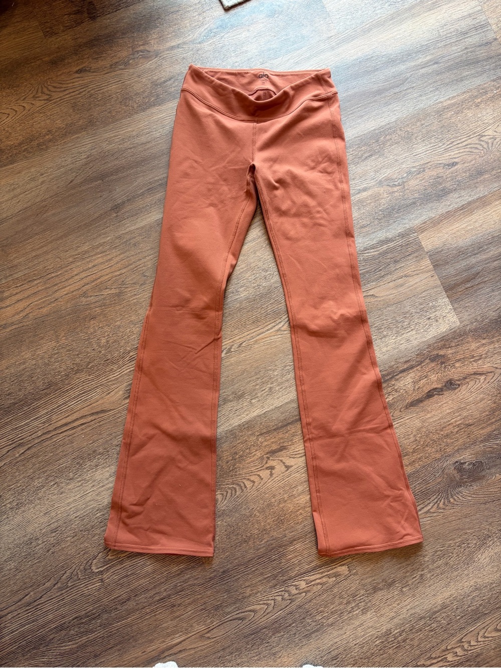 ALO airbrush mid rise bootcut legging in rust
